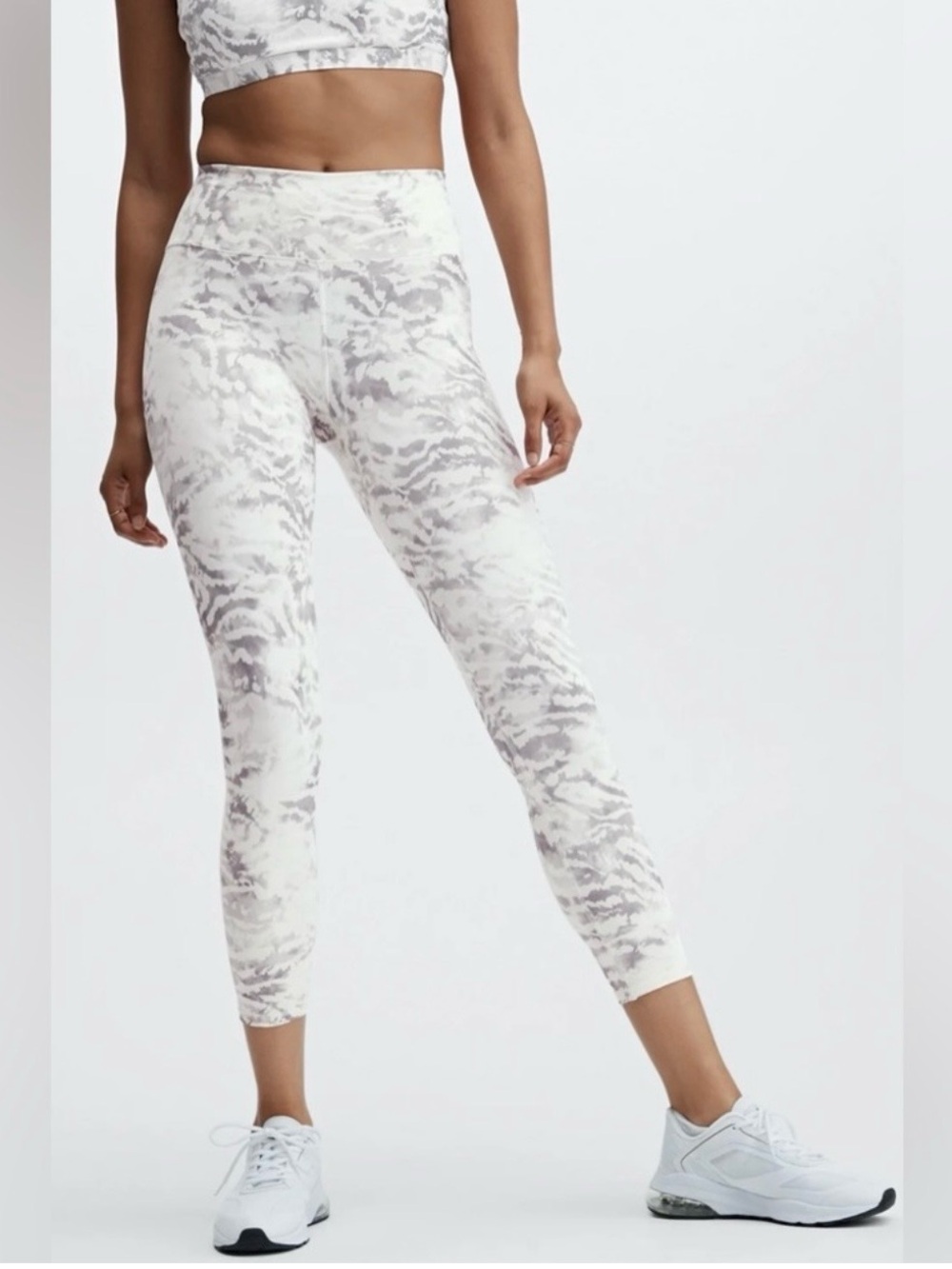 Flattering Fabletics Boost PowerHold high-waisted 7/8 leggings